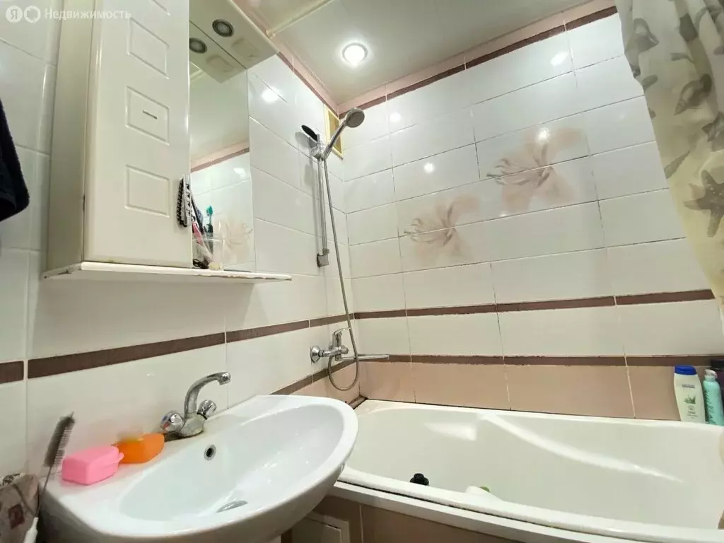 3-комнатная квартира: Нижний Новгород, улица Строкина, 8 (65.5 м) - Фото 1