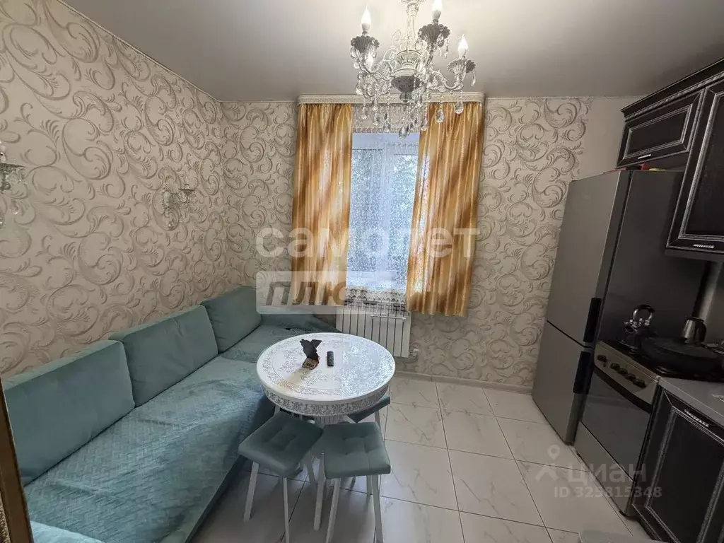 Дом в Курская область, Октябрьский район, Лобазовский сельсовет, с. ... - Фото 1