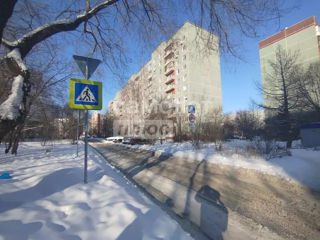 2-к кв. Омская область, Омск ул. Крупской, 27к2 (67.9 м) - Фото 1