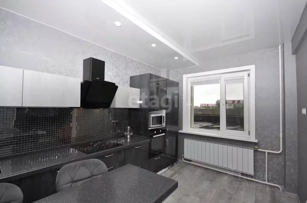 3-к кв. Сахалинская область, Южно-Сахалинск просп. Победы, 9 (93.3 м) - Фото 1