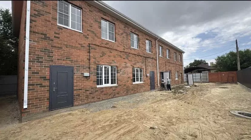 Таунхаус в Калмыкия, Элиста пер. Гермашева, 1 (100 м) - Фото 1