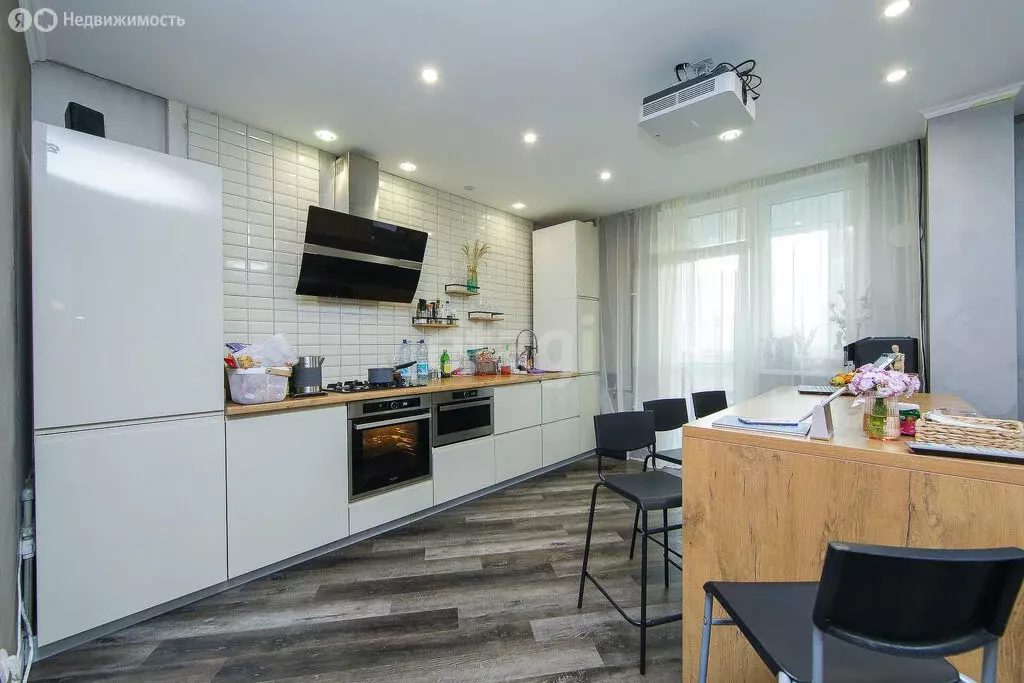 3-комнатная квартира: Калининград, улица Виктора Денисова, 18 (86 м) - Фото 0