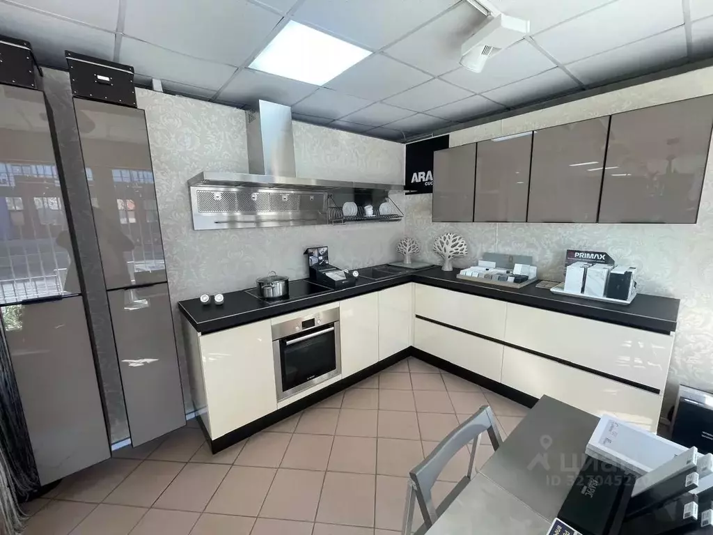 3-к кв. Омская область, Омск ул. Яковлева, 15 (158.6 м) - Фото 0