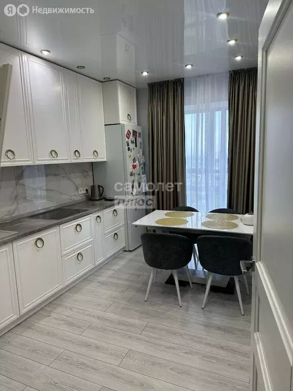 3-комнатная квартира: Волгоград, улица Расула Гамзатова, 7 (70 м) - Фото 0