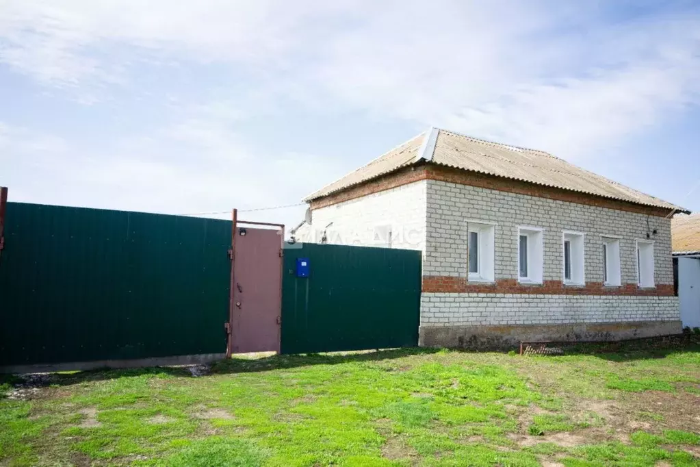 Дом в Саратовская область, Вольский район, Широкобуеракское ... - Фото 0