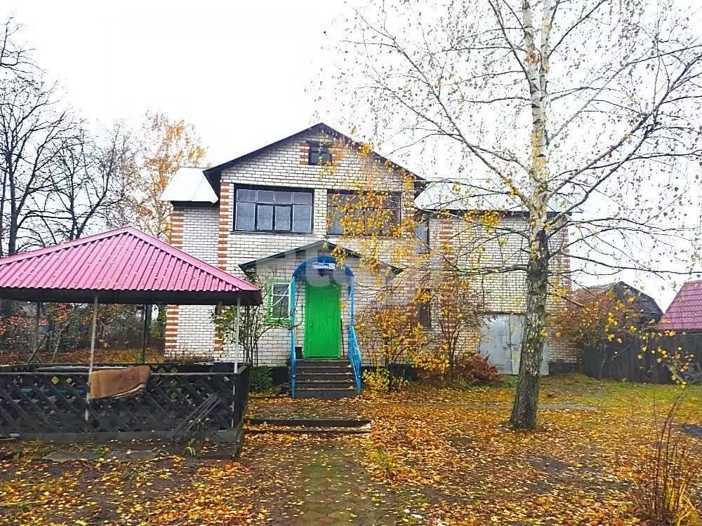 Дом в Брянская область, Жуковка ул. Чапаева (308 м) - Фото 0