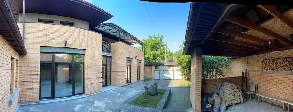 Дом в Северная Осетия, Владикавказ ул. Васо Абаева, 68К (300 м) - Фото 1