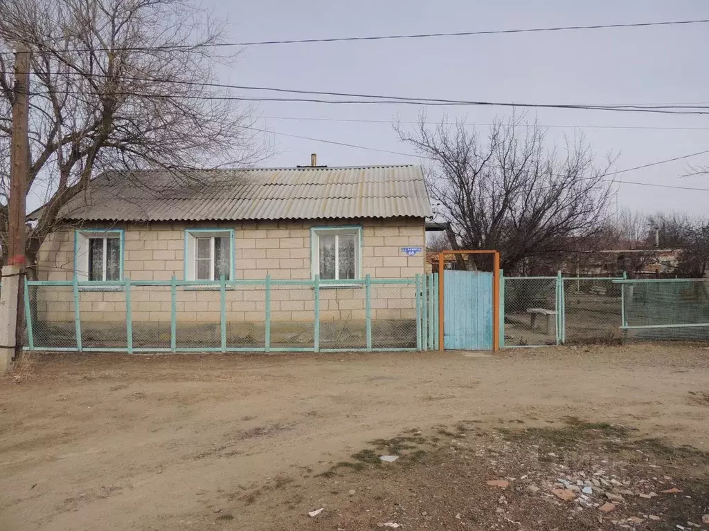 Дом в Астраханская область, с. Икряное ул. Мира, 68 (83 м) - Фото 0