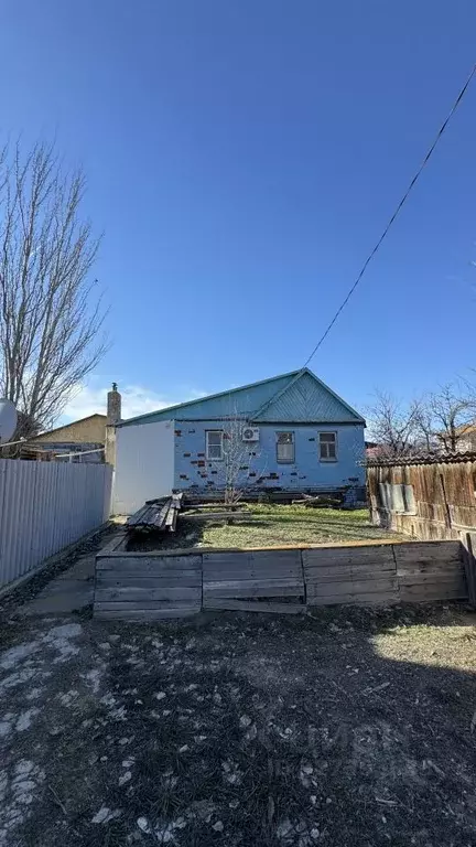 Дом в Астраханская область, Астрахань Фабричная ул., 26 (50 м) - Фото 1