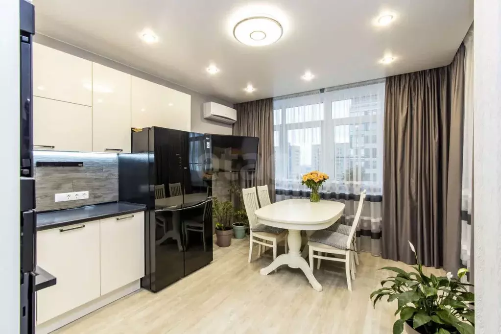 2-к кв. Тюменская область, Тюмень ул. Тимофея Чаркова, 79к2 (62.0 м) - Фото 1