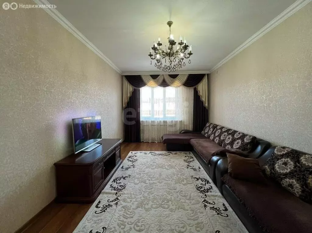3-комнатная квартира: Владикавказ, улица Астана Кесаева, 23А (100 м) - Фото 1