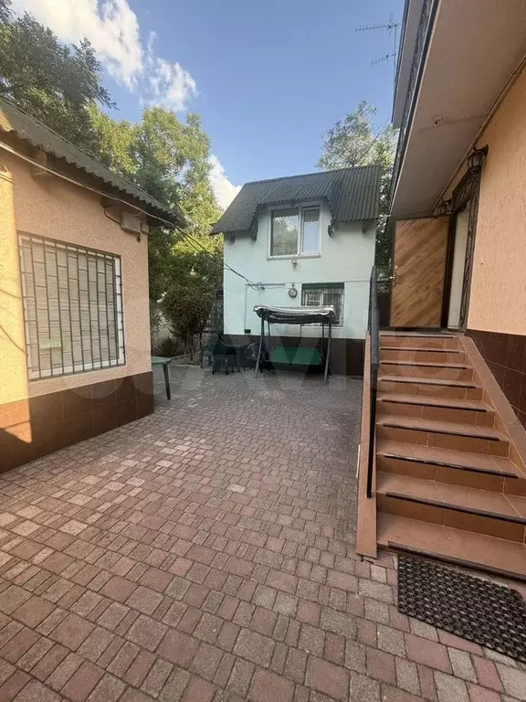 Комната 20 м в 6-к., 1/3 эт. - Фото 1