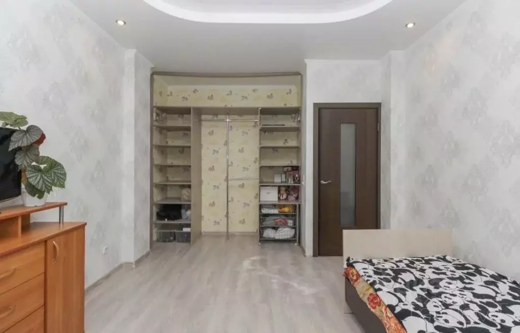 1-к кв. Омская область, Омск просп. Комарова, 15 (43.2 м) - Фото 1
