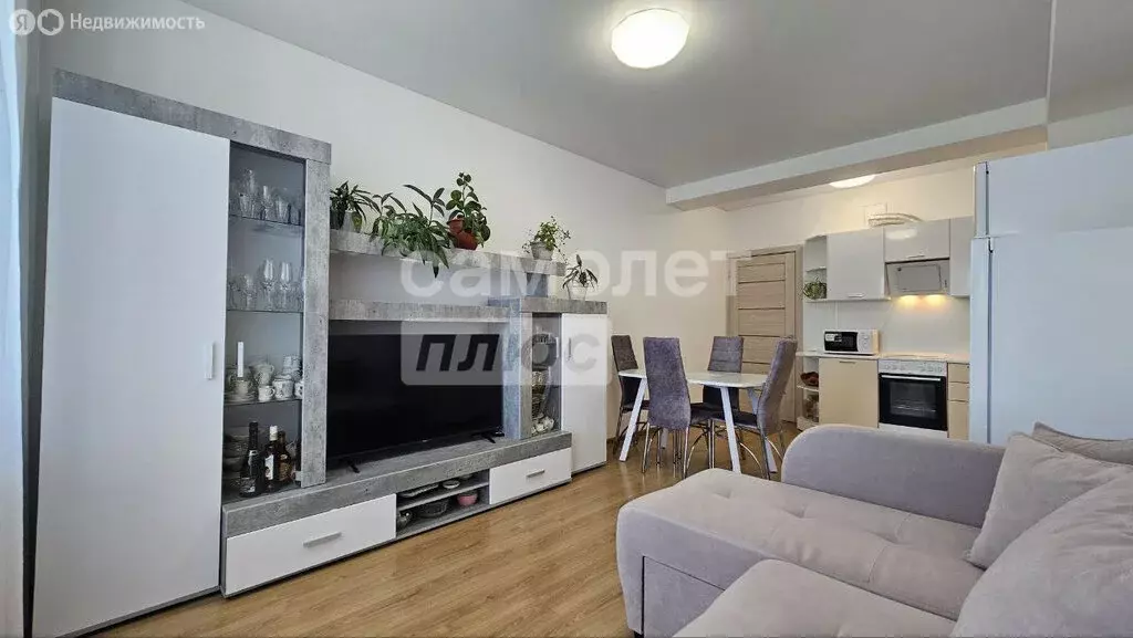 3-комнатная квартира: Киров, улица Анжелия Михеева, 17 (71.3 м) - Фото 1