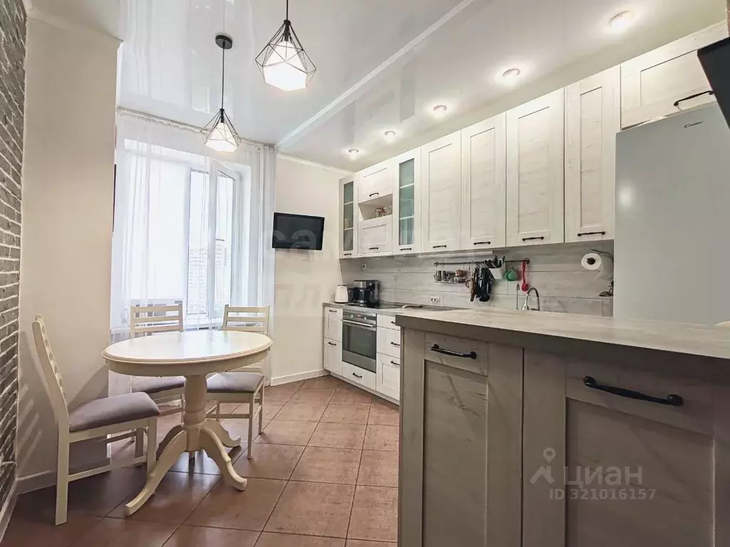 3-к кв. Оренбургская область, Оренбург Салмышская ул., 67/3 (82.0 м) - Фото 1