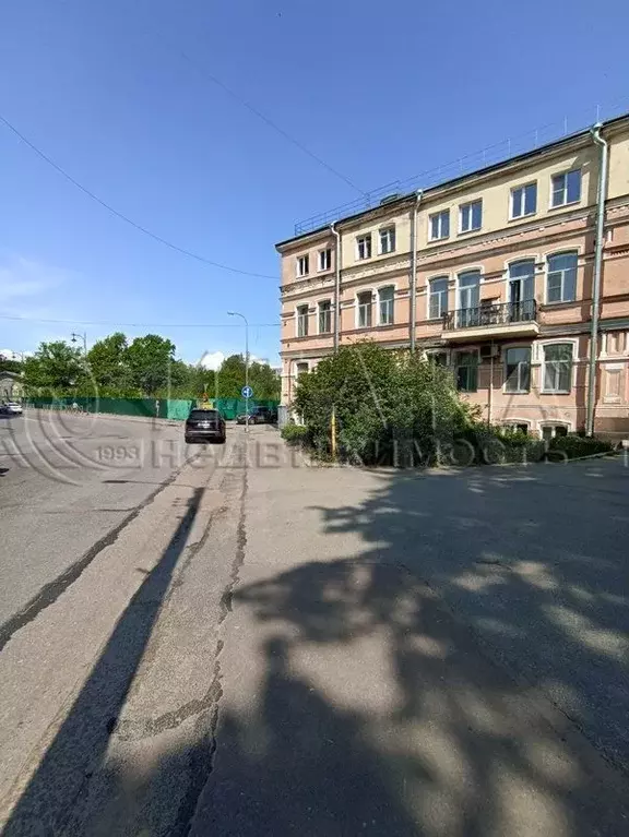 Комната 61,8 м в 5-к., 1/2 эт. - Фото 1