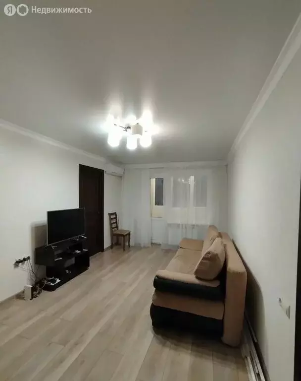 3-комнатная квартира: Каменск-Шахтинский, улица Ворошилова, 3А (60 м) - Фото 0