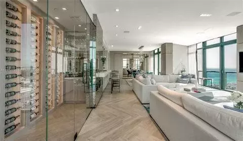 2201 Collins Ave Condo, Unit 2001/UPH - Фото 2