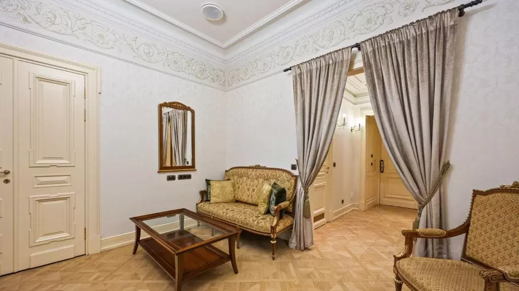 Торговая площадь в Санкт-Петербург Большая Морская ул., 14 (289 м) - Фото 2