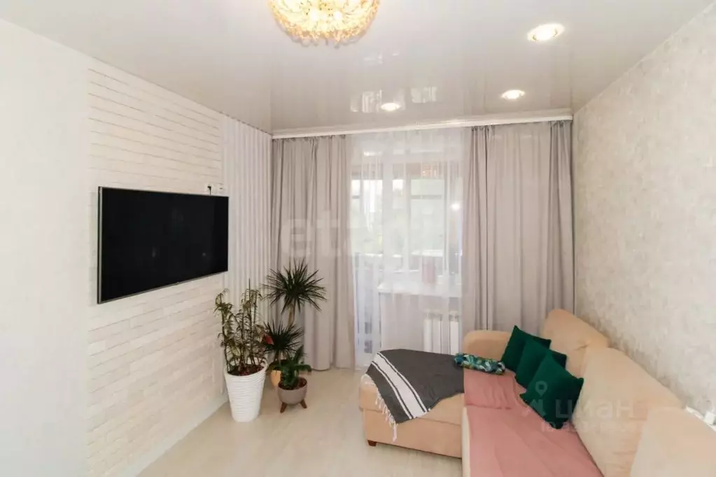 2-к кв. Тюменская область, Тюмень Комбинатская ул., 38 (42.6 м) - Фото 1