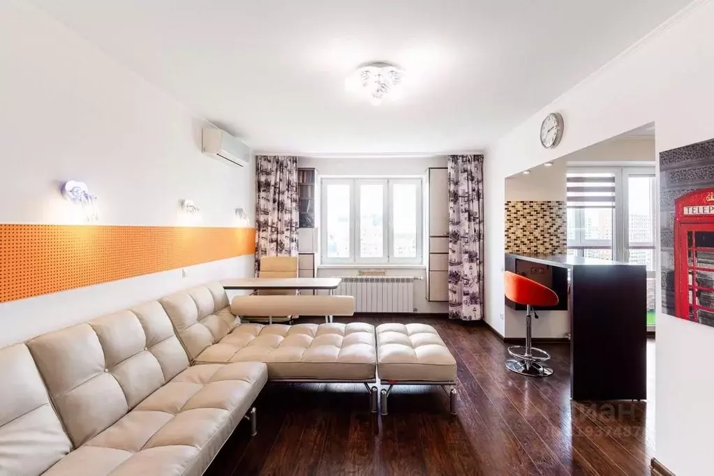 1-к кв. Омская область, Омск просп. Комарова, 21 (50.0 м) - Фото 1