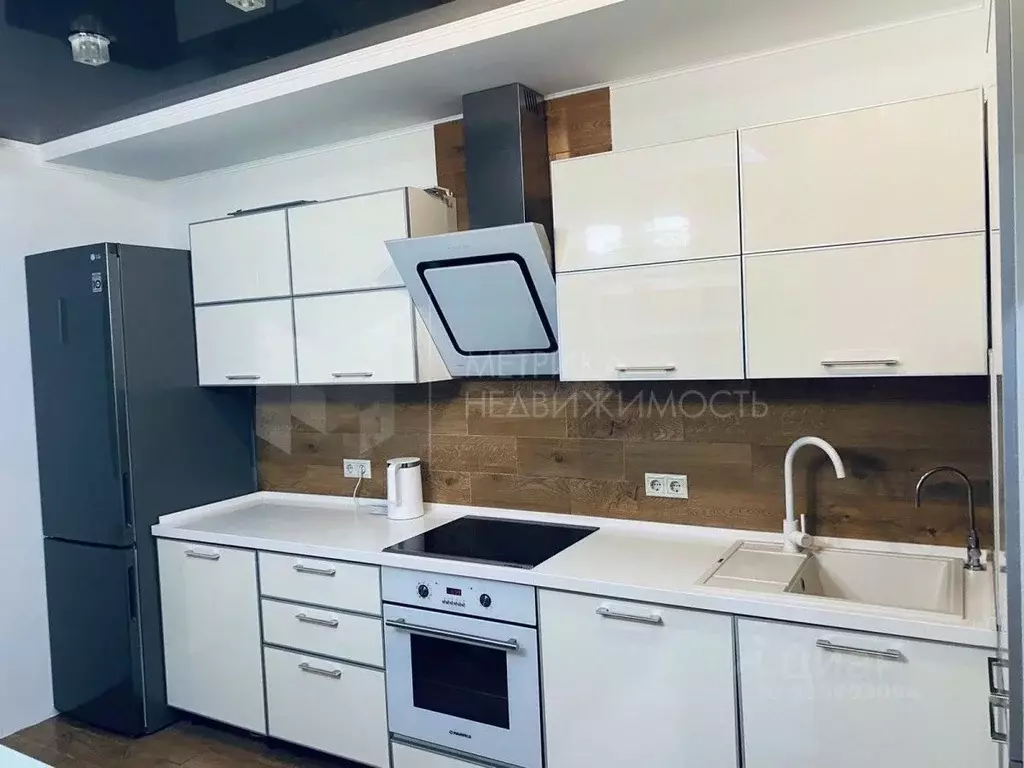 3-к кв. Тюменская область, Тюмень ул. Салтыкова-Щедрина, 58 (87.3 м) - Фото 0