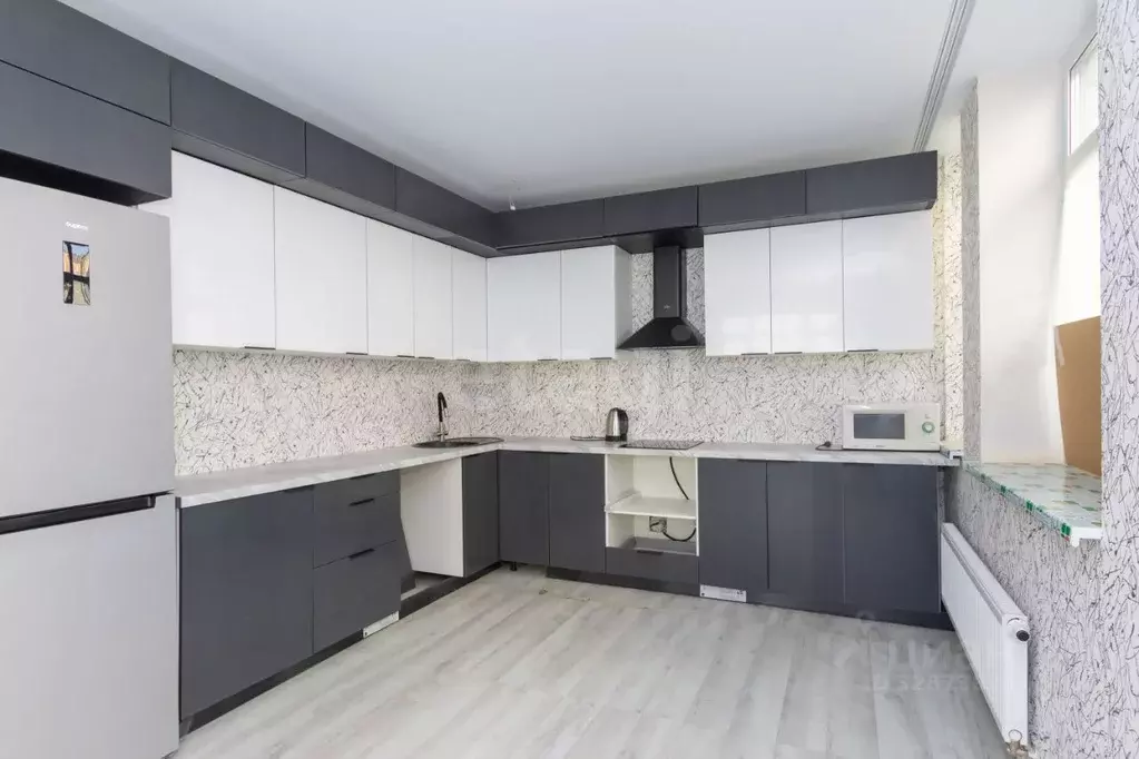 3-к кв. Тюменская область, Тюмень ул. Алматинская, 6 (95.5 м) - Фото 1