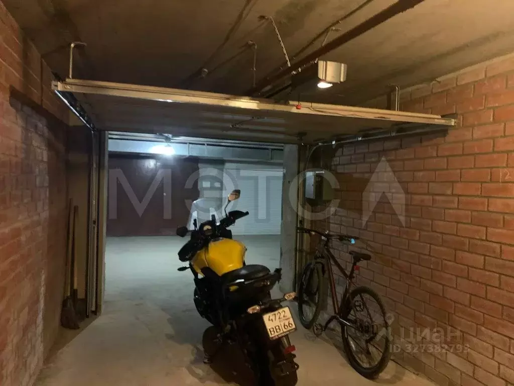 Гараж в Свердловская область, Екатеринбург ул. Энгельса, 17 (17 м) - Фото 1