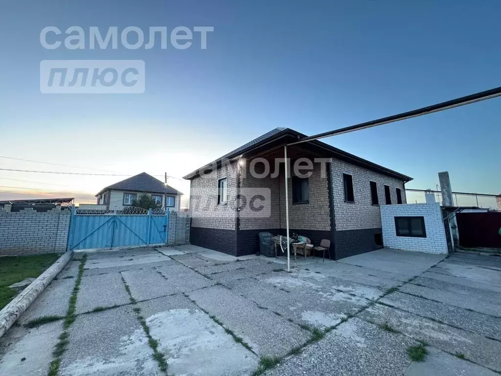 Дом в Астраханская область, Наримановский район, с. Старокучергановка ... - Фото 1
