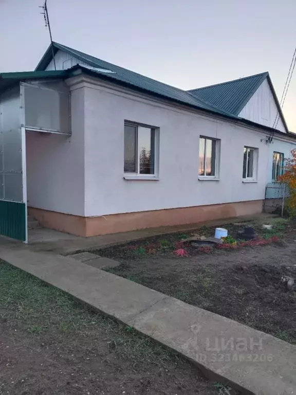 Дом в Саратовская область, Ровенский район, с. Приволжское ул. ... - Фото 1