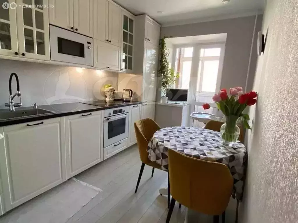 3-комнатная квартира: Тюмень, улица Мельникайте, 81 (53 м) - Фото 0