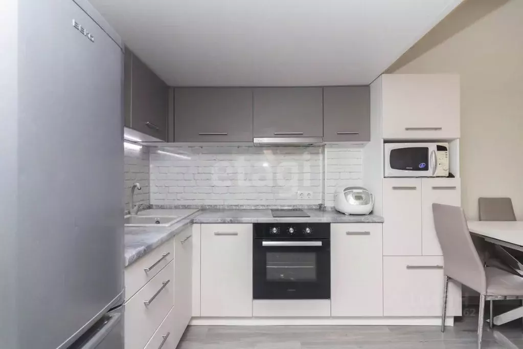 2-к кв. Тюменская область, Тюмень ул. Федюнинского, 60к2 (50.3 м) - Фото 1