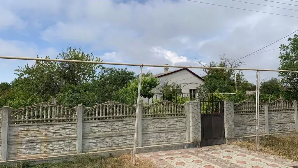 Дом в Крым, Черноморский район, Медведевское с/пос, с. Медведево ул. ... - Фото 0