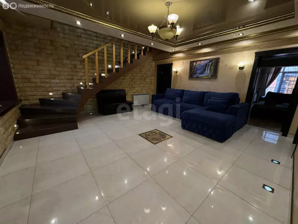 4-комнатная квартира: Владикавказ, проспект Доватора, 93 (250 м) - Фото 0