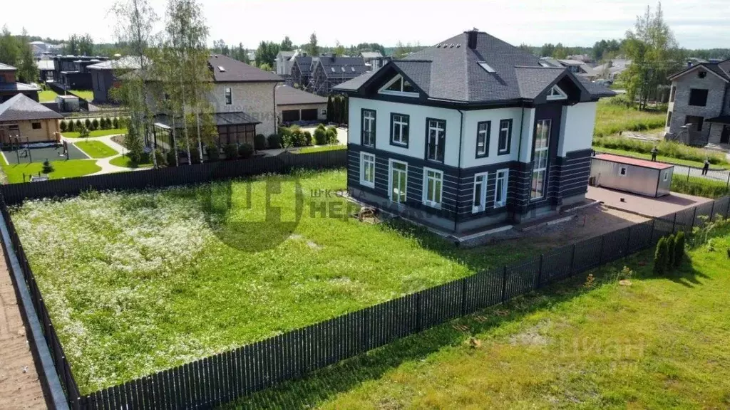 Дом в Краснодарский край, Ленинградская ст-ца ул. Красная (420 м) - Фото 1