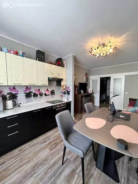 2-комнатная квартира: Екатеринбург, улица Евгения Савкова, 3 (69 м) - Фото 1
