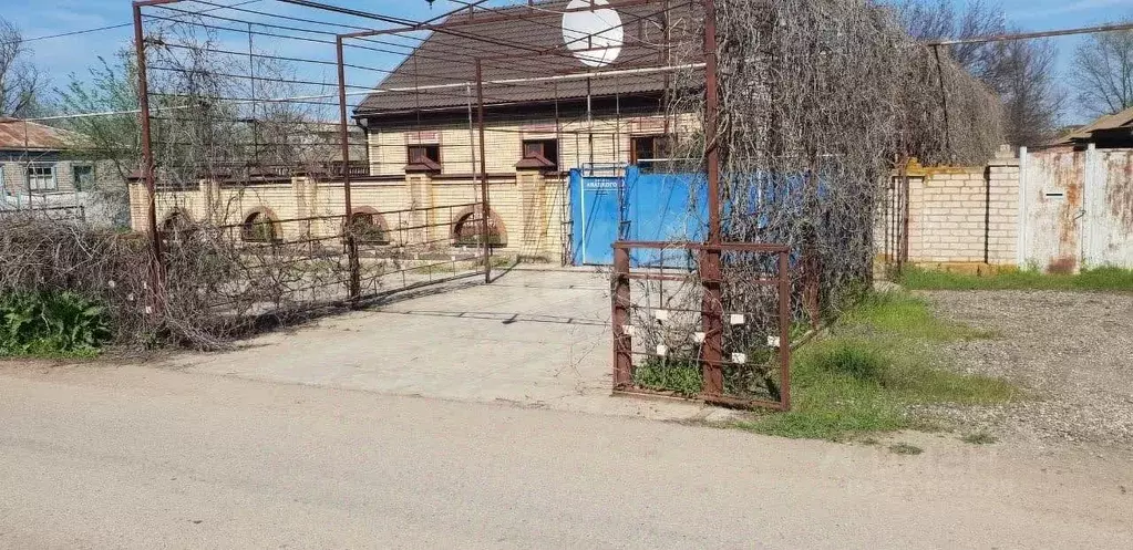 Дом в Калмыкия, с. Приютное ул. Анацкого, 10 (201 м) - Фото 1