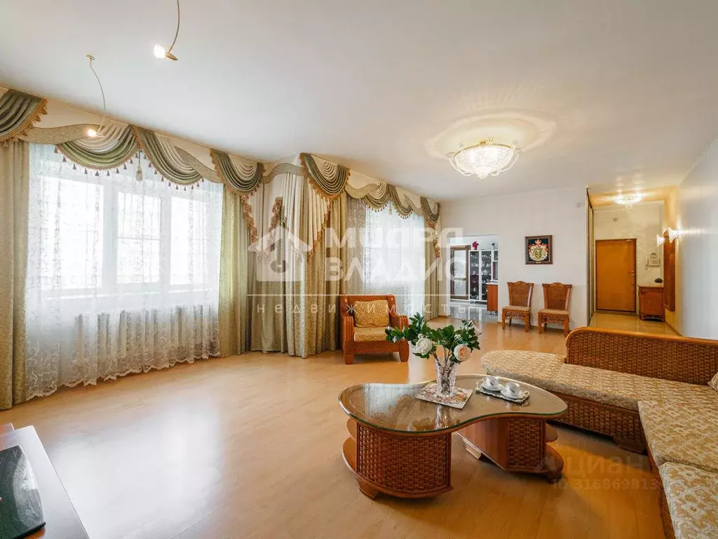 3-к кв. Омская область, Омск просп. Комарова, 9 (121.0 м) - Фото 0
