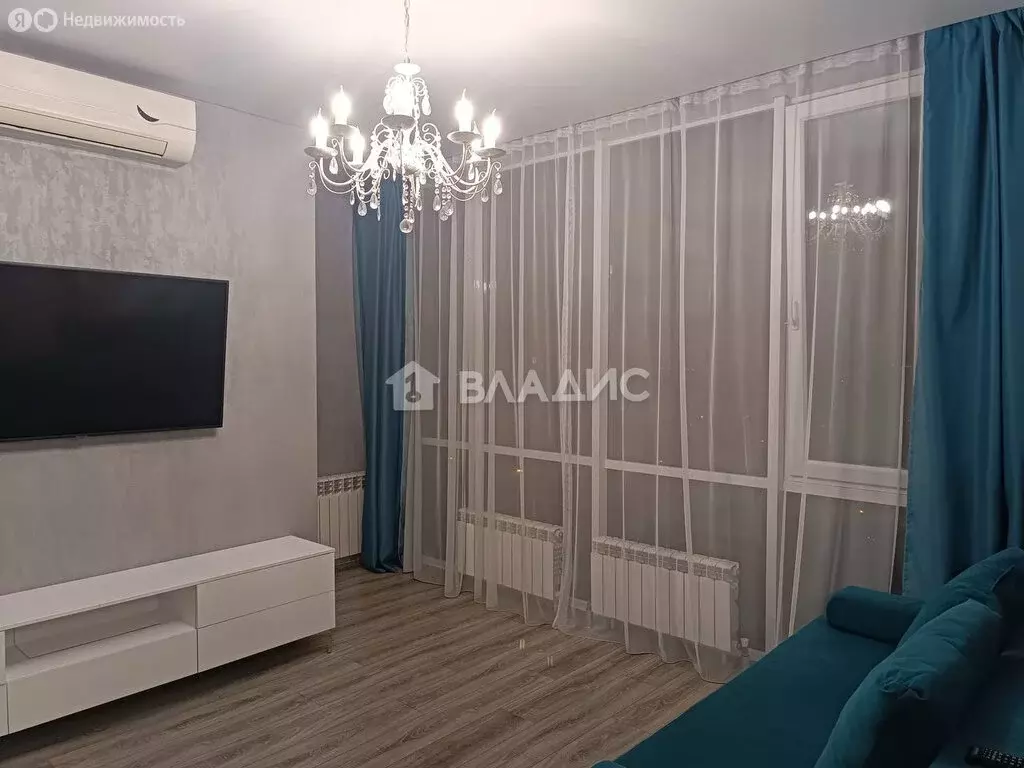 3-комнатная квартира: Белгород, улица Шаландина, 4к1 (75 м) - Фото 0