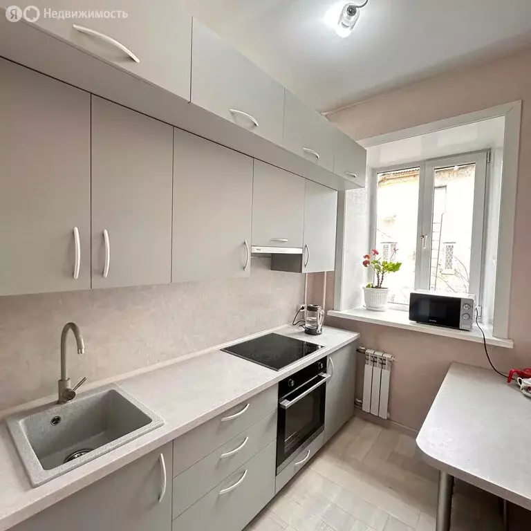 2-комнатная квартира: Усолье-Сибирское, улица Машиностроителей, 4 ... - Фото 1