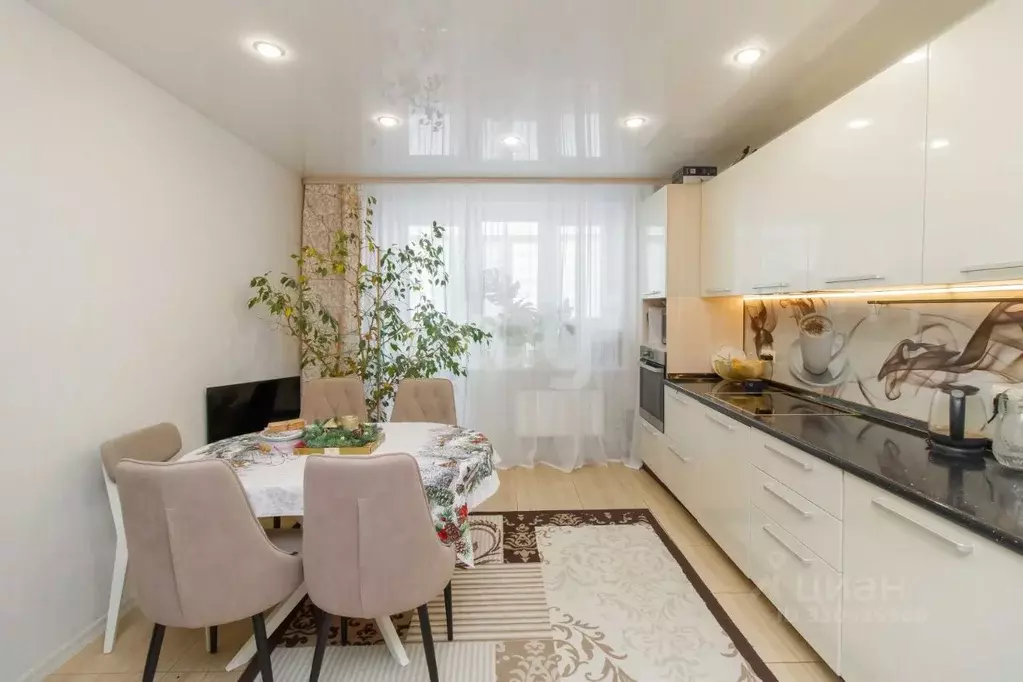 3-к кв. Тюменская область, Тюмень ул. Федюнинского, 60к2 (92.4 м) - Фото 1