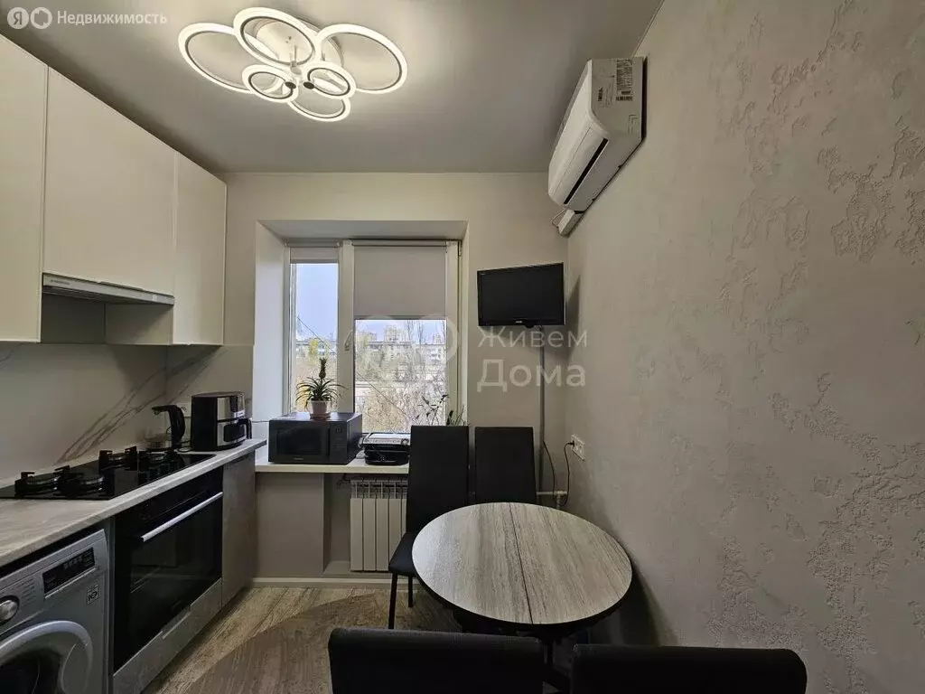 3-комнатная квартира: Волгоград, улица Наумова, 12 (59.2 м) - Фото 1