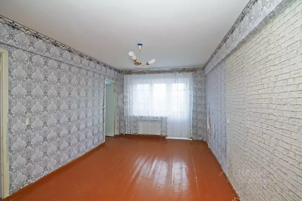 3-к кв. Омская область, Омск ул. 75-й Гвардейской Бригады, 12Б (49.5 ... - Фото 0