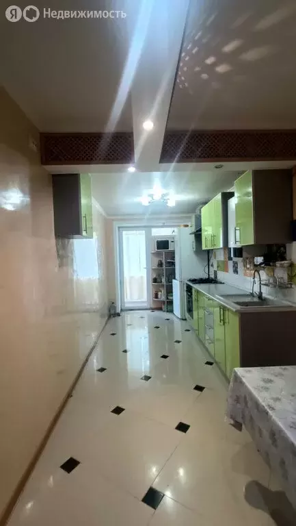 3-комнатная квартира: Новокубанск, улица Красина, 74 (70 м) - Фото 0