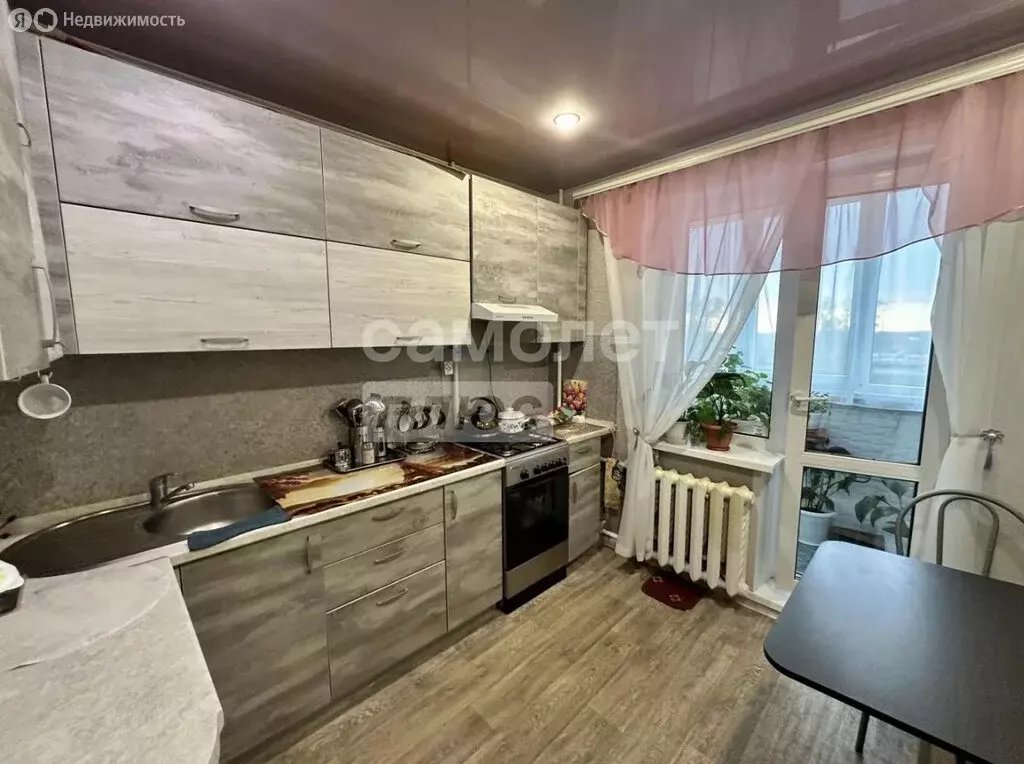 3-комнатная квартира: Медведево, посёлок городского типа Медведево, ... - Фото 1