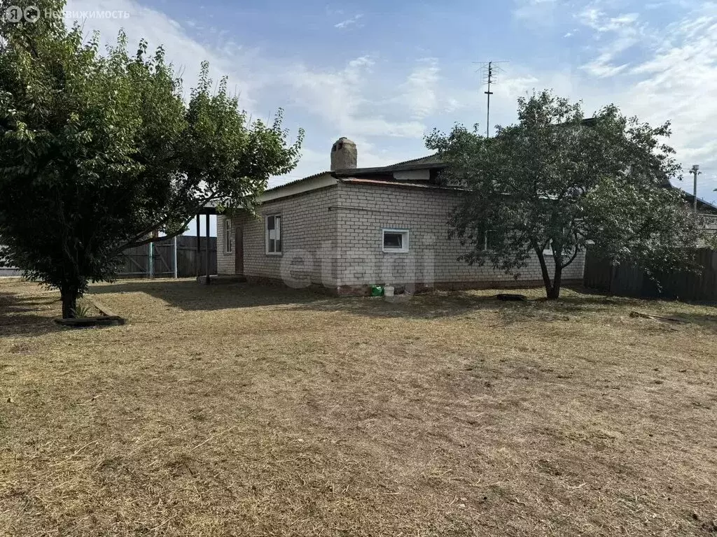 Дом в Саратовская область, рабочий посёлок Ровное, улица Карла Маркса, ... - Фото 2