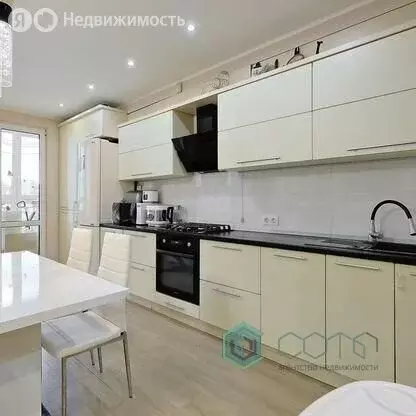 2-комнатная квартира: Калининград, Осенняя улица, 4 (69.8 м) - Фото 1