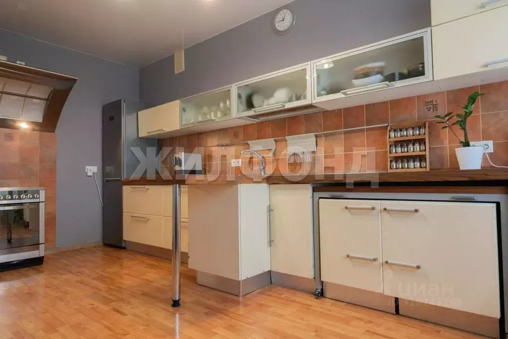 4-к кв. Новосибирская область, Новосибирск ул. Медкадры, 7 (112.4 м) - Фото 0