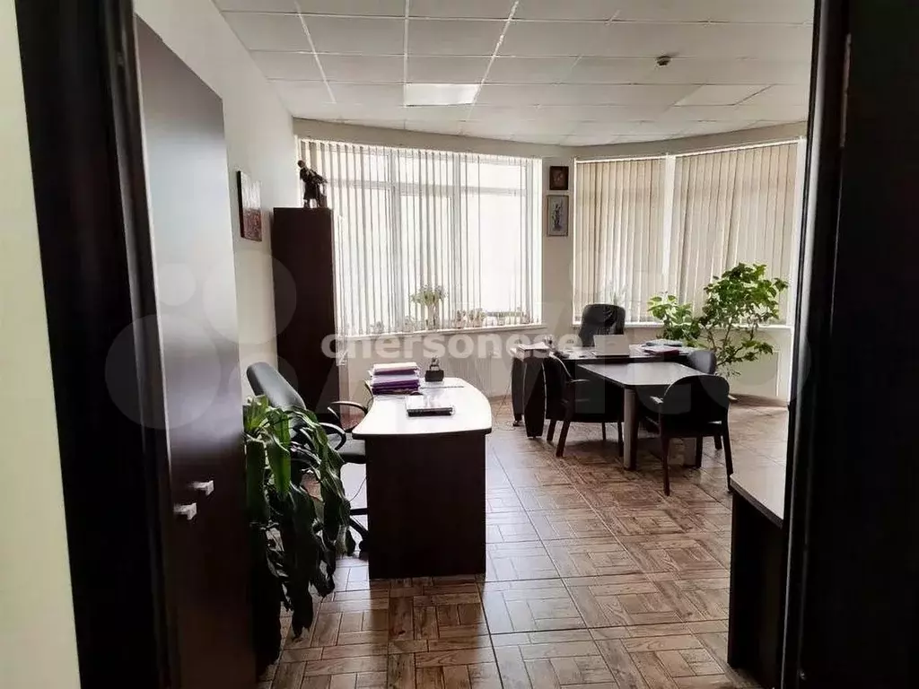 Продажа офисного помещения 32,9 кв м, 3/3 этаж, проспект Октябрьской ... - Фото 1