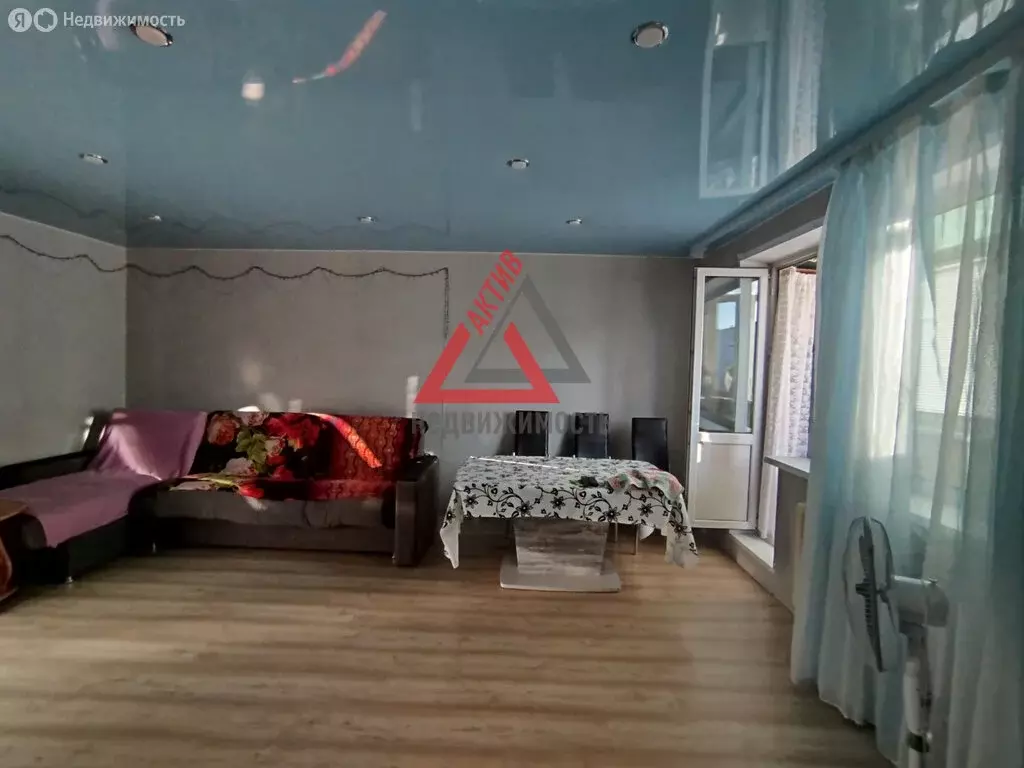 4-комнатная квартира: Каменск-Уральский, улица Строителей, 44 (74 м) - Фото 1